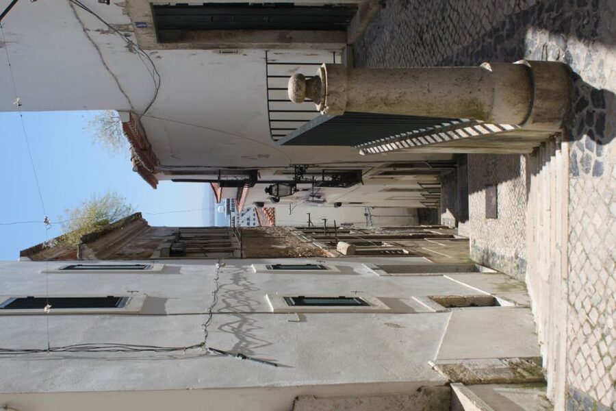Lisbon: Alfama and São Jorge Castle Quarters Walking Tour - Fado customs around Largo do Chafariz de Dentro