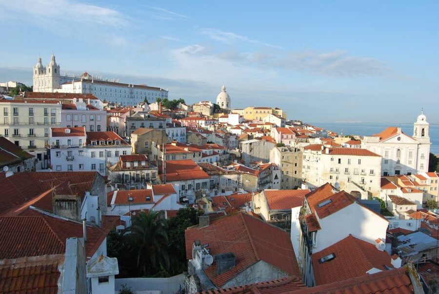 Lisbon: Alfama and São Jorge Castle Quarters Walking Tour - Lisbon Cathedral and its changing styles