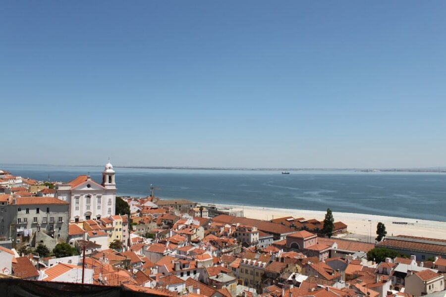 Lisbon: Alfama and São Jorge Castle Quarters Walking Tour - The castle quarter without entering São Jorge Castle
