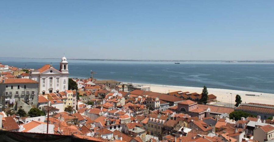 Lisbon: Alfama and São Jorge Castle Quarters Walking Tour - Portas do Sol and the best orientation stop