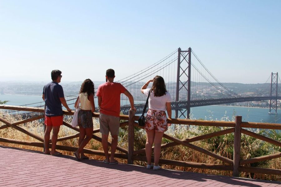 Lisbon: Arrábida and Sesimbra Day Trip with Wine - Christ the King and the return to Lisbon