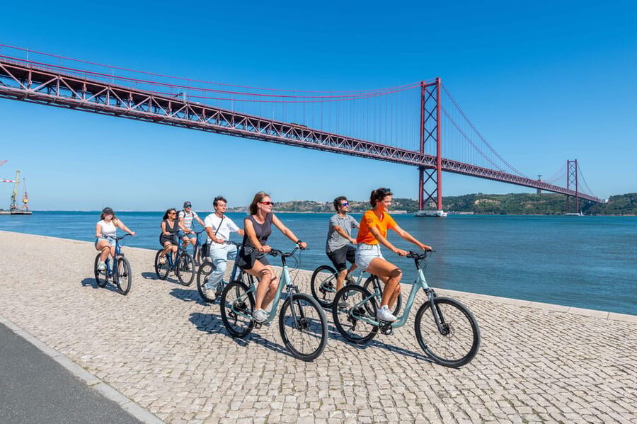 Lisbon Bike Tour: Langs de rivier van Belém naar Lissabon - River views, MAAT, and Doca de Santo Amaro