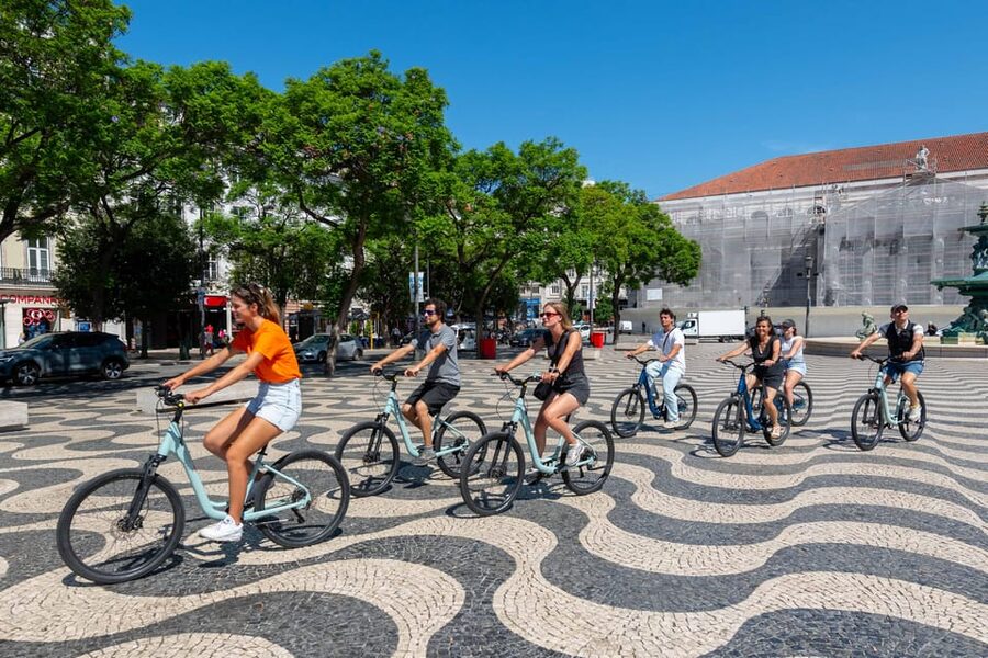 Lisbon Bike Tour: Langs de rivier van Belém naar Lissabon - Cais do Sodré and the first taste of ginjinha