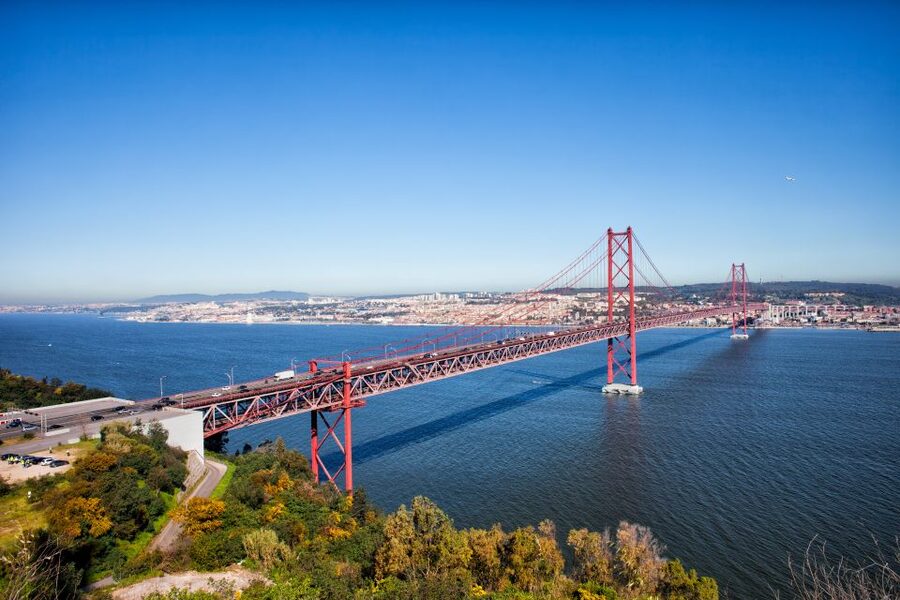 Lisbon: Boat Tour Ticket and Hop-on Hop-off 48-Hour Bus. - Who should book this experience