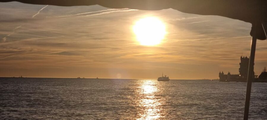 Lisbon: Boat Tour with Champagne - The bridge, Cristo Rei, and Lisbon’s south bank