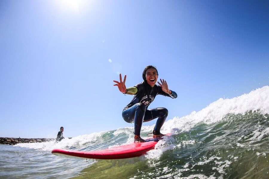 Lisbon: Capafórnia Surf Experience - Learning the ocean basics before chasing a wave