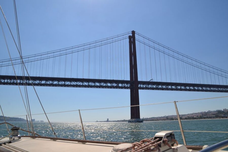 Lisbon: Champagne Sailing Tours - Champagne, snacks, and the social mood