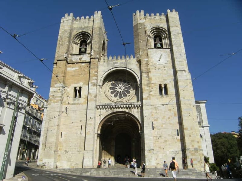 Lisbon: City Highlights Tuk-Tuk Tour with Pickup - Alfama and Graça by narrow old roads