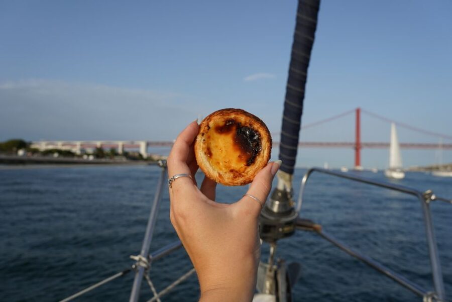 Lisbon: Daytime or Sunset Boat Cruise with History and Wine - Alfama, the castle quarter, and Praça do Comércio