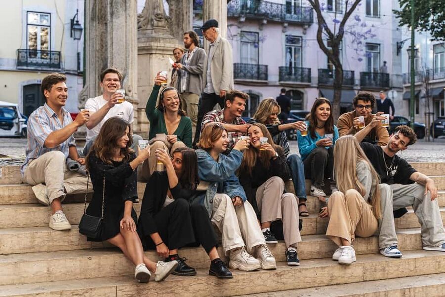 Lisbon: Drunken History Walking Tour with Included Drinks - Largo do Carmo is a useful starting point