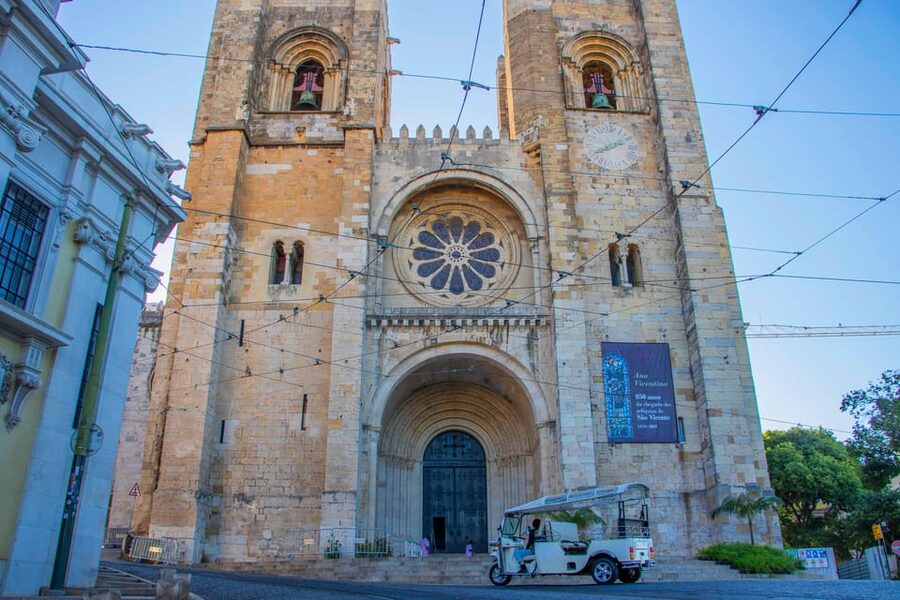 Lisbon: Early Morning TukTuk Tour - hotel/cruise ship pickup - Starting the day in Rossio and Baixa