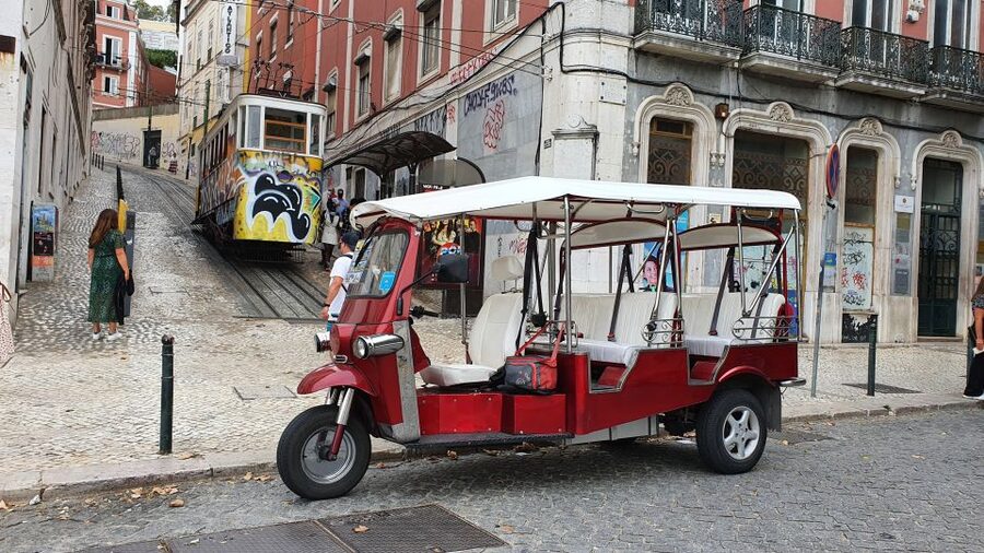 Lisbon: Electric Tuk Tuk Private Tour of the Seven Hills - What the guide adds to the ride