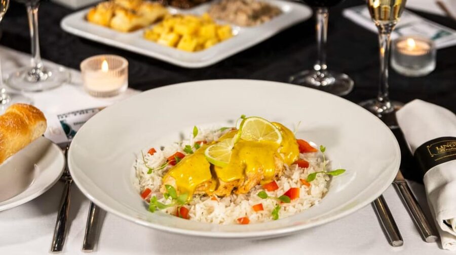 Lisbon: Erotic Cabaret Show and Dinner - The cabaret continues as dinner unfolds