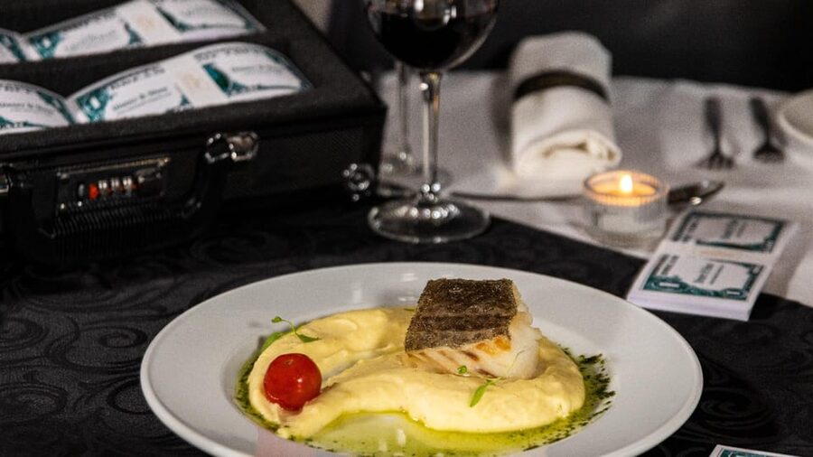 Lisbon: Erotic Cabaret Show and Dinner - Service and language choices