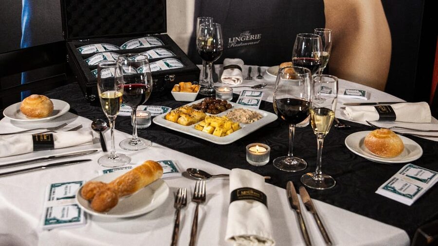 Lisbon: Erotic Cabaret Show and Dinner - Food, wine, and performance as one experience