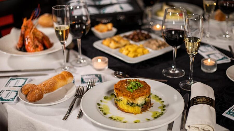 Lisbon: Erotic Cabaret Show and Dinner - The welcome drink sets the tone