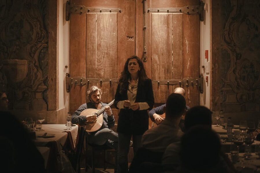 Lisbon: Fado Night with Dinner in a Typical Fado House - Drinks, service, and the pace of the room