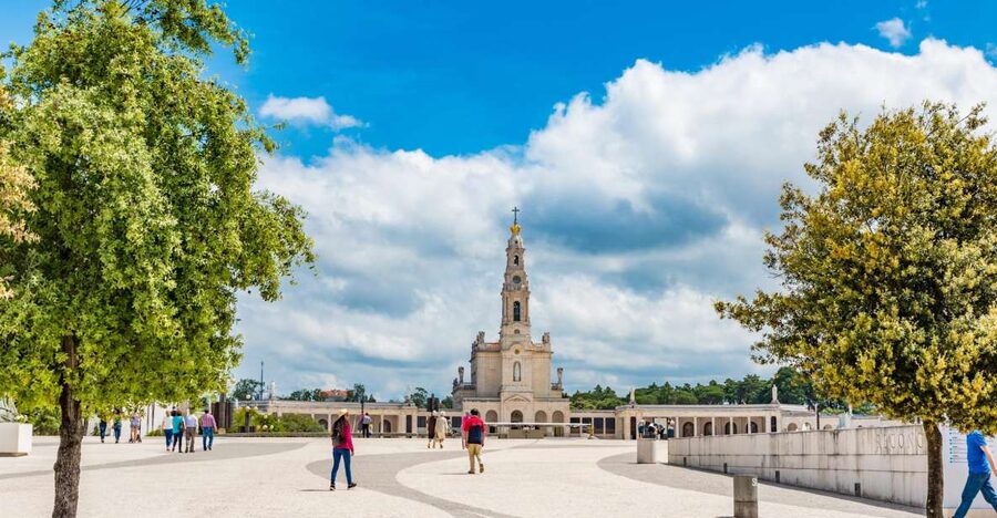 Lisbon: Fatima, Batalha, Nazare and Obidos Tour Hotel Pickup - Why this four-stop route works from Lisbon