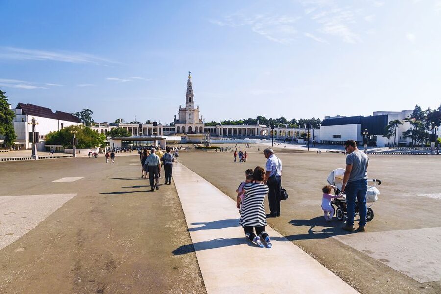 Lisbon: Fatima, Batalha, Nazare and Obidos Tour Hotel Pickup - Lunch is flexible, but it is not included