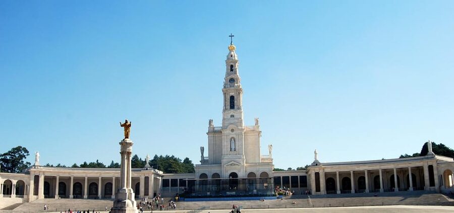 Lisbon: Fátima & Holy Eucaristy Miracle Relic, Spiritual Day - Two hours at the Sanctuary of Fátima