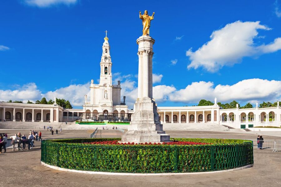 Lisbon: Fátima & The Shepherd Children Home Self-Guided Tour - Entering the Sanctuary of Fátima