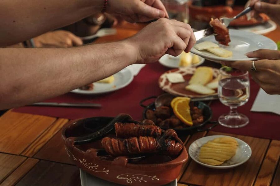 Lisbon: Food Crawl Walking Tour with Local Tastings - Eight tastings, from presunto to seafood rice