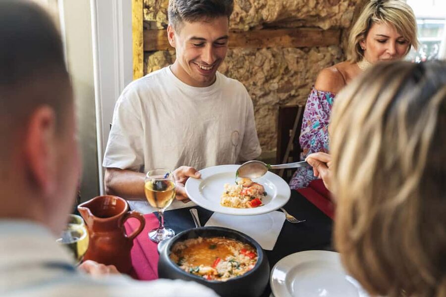 Lisbon: Food Tour with Local Tastings and Drinks - Starting at Praça da Figueira and finding your guide