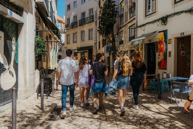Lisbon Food & Tuk Tuk Tour with Eating Europe - Finding Praça da Figueira and boarding the tuk-tuk