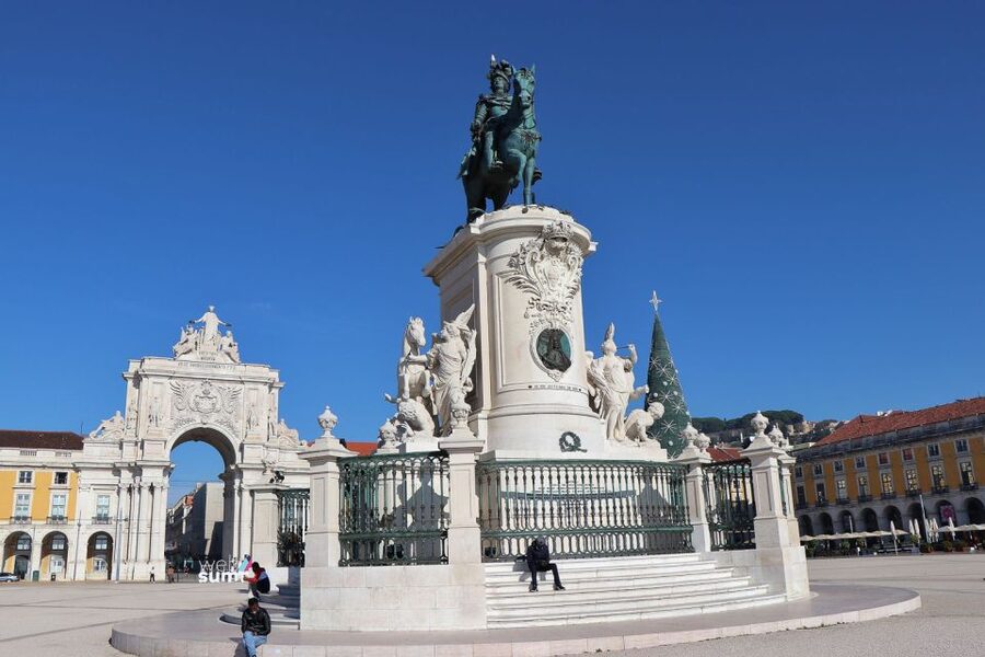 Lisbon: Full-Day Private Walking Sightseeing Tour - Lisbon Cathedral and the city’s layered past