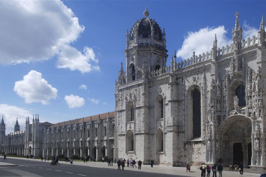Lisbon: Full-Day Small-Group City Tour with Hotel Pickup - Alfama and Lisbon Cathedral: old streets, steep hills