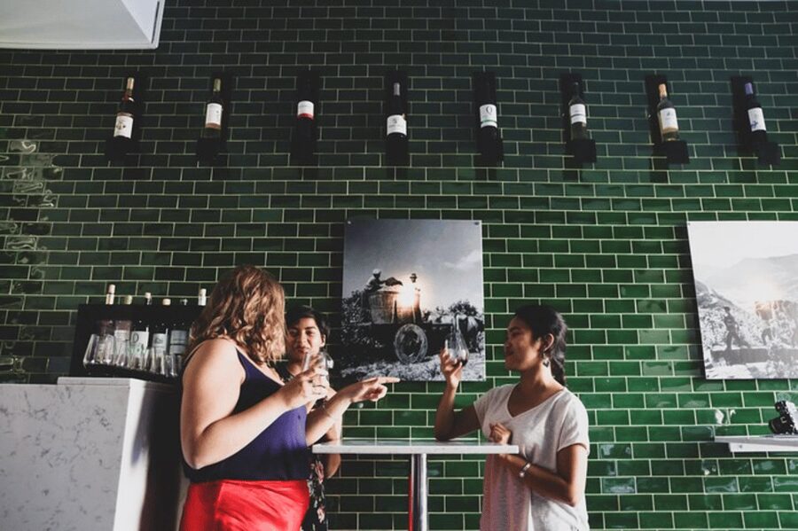Lisbon: Guided Port Wine Tasting Apéritif/Digestif - Sweet and savory snacks make the comparison easier
