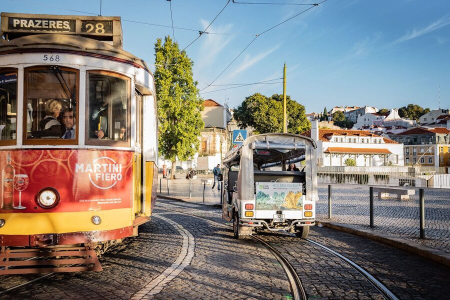 Lisbon: Guided Tuk-Tuk Tour Along the Historic Tram Line 28 - São Pedro de Alcântara and the Castle view
