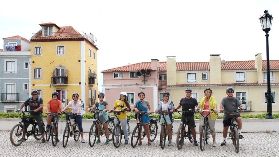 Lisbon: Hills, Alfama, and Mouraria Tour by Electric Bike - Climbing through Graça to Senhora do Monte
