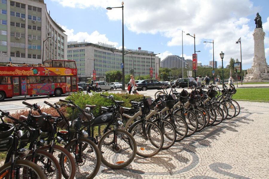 Lisbon: Hills, Alfama, and Mouraria Tour by Electric Bike - The guides make the difference