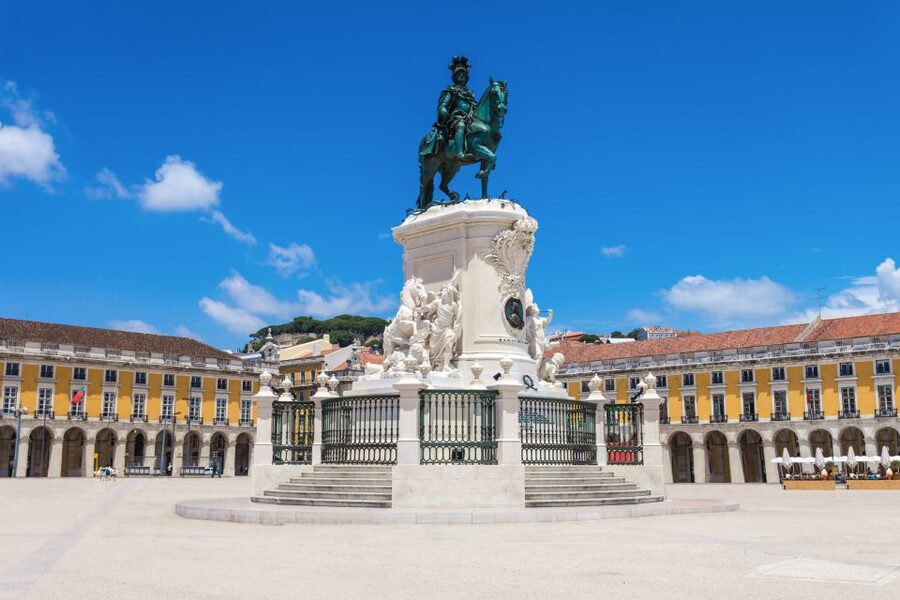 Lisbon: Hills Red Tram Tour by Tram 28 Route 24-Hour Ticket - Alfama and the return to Comércio Square