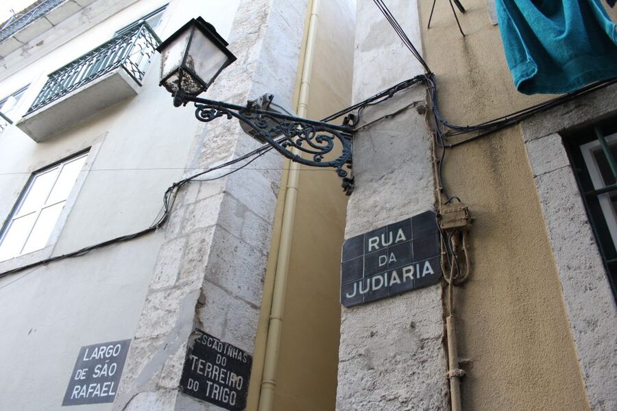 Lisbon: Jewish History in Portugal Guided Walking Tour - The thoughtful extras: dates, coffee, and conversation