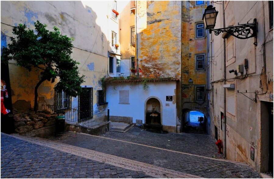 Lisbon: Jewish Quarter Guided Walking Tour - Praça do Comércio and the waterfront beginning