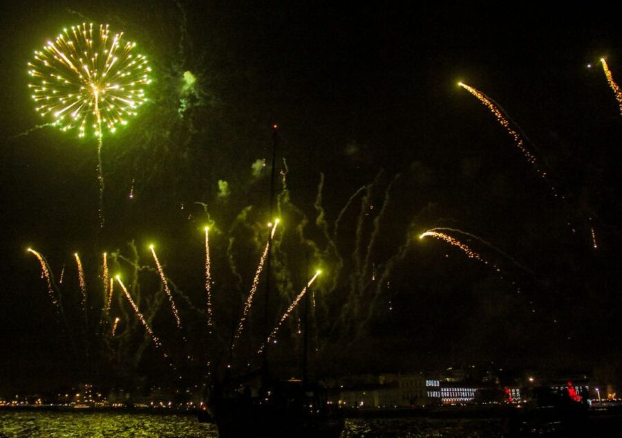 Lisbon: New Year's Eve with Live Dj Fireworks and Open Bar - Key points to know before booking