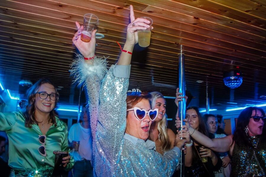 Lisbon: New Year's Eve with Live Dj Fireworks and Open Bar - Praça do Comércio before midnight