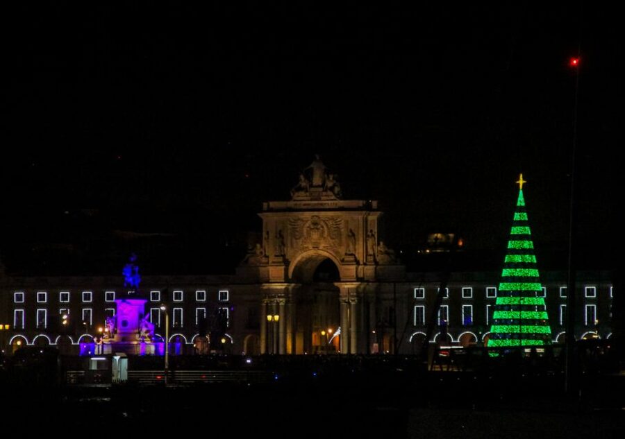 Lisbon: New Year's Eve with Live Dj Fireworks and Open Bar - The midnight fireworks and champagne toast