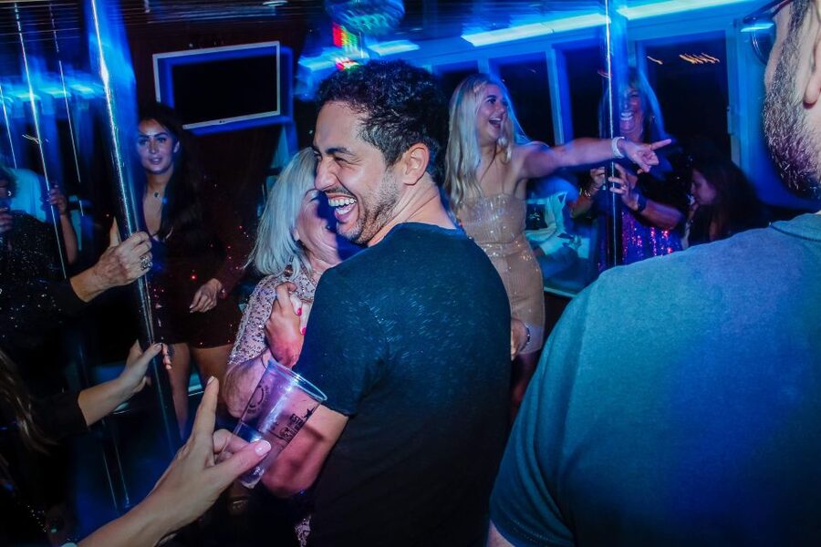 Lisbon: New Year's Eve with Live Dj Fireworks and Open Bar - Music, dancing, and the social side