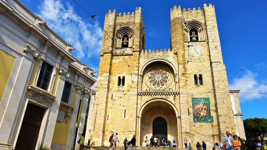 Lisbon: Old Town Tuk-Tuk Tour. - The guides make the difference