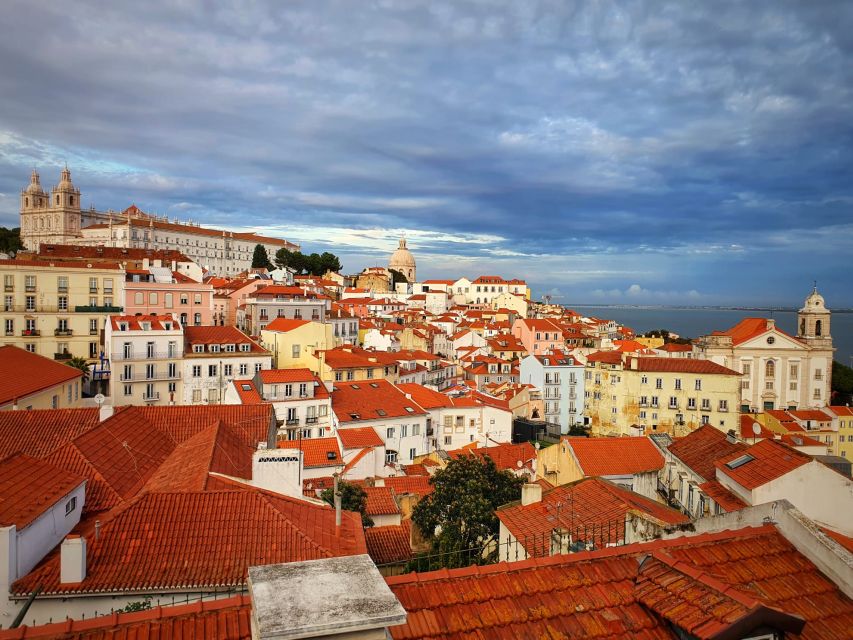 Lisbon: Old Town TukTuk Tour and Scenic Viewpoints in Alfama - Key points at a glance