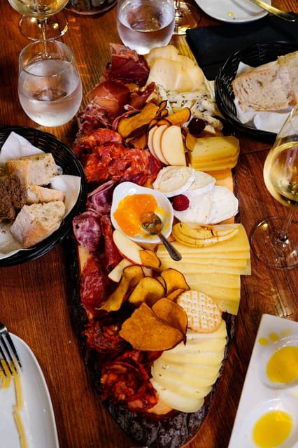 Lisbon: Premium Wine and Tapas Tasting Session - A lesson that stays lively