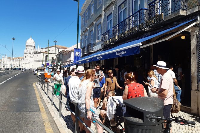 Lisbon Private Driver and Customizable Tour - Viewpoints and the old city