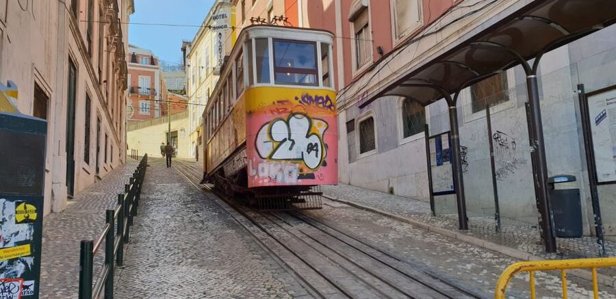 Lisbon: Private Tuk-Tuk Tour for 2 hours - Key points at a glance
