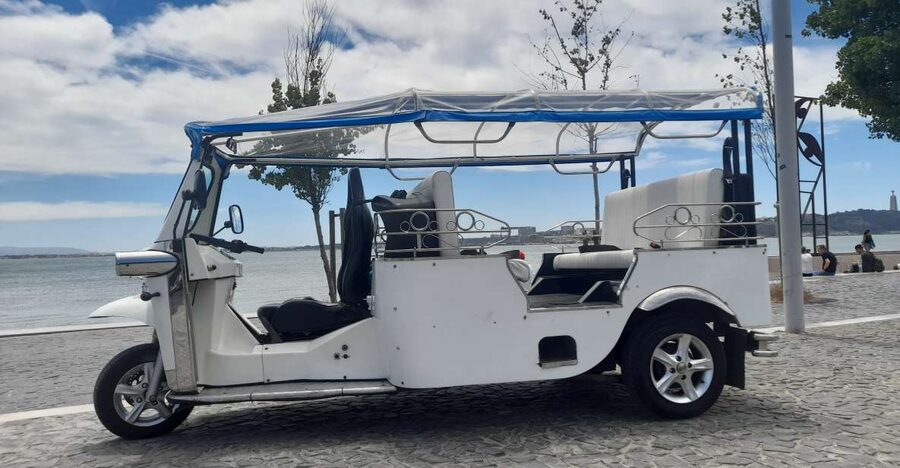 Lisbon: Private Tuk-Tuk Tour for 2 hours - Santa Luzia and Portas do Sol: two easy photo stops
