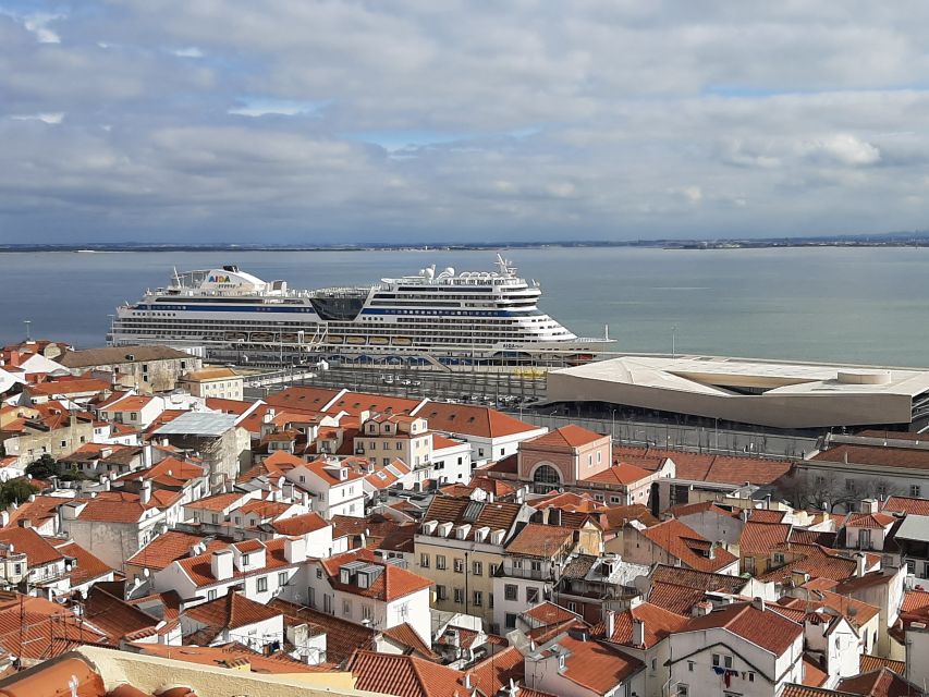 Lisbon: Private Tuk-Tuk Tour for 2 hours - The guide can make or break the ride