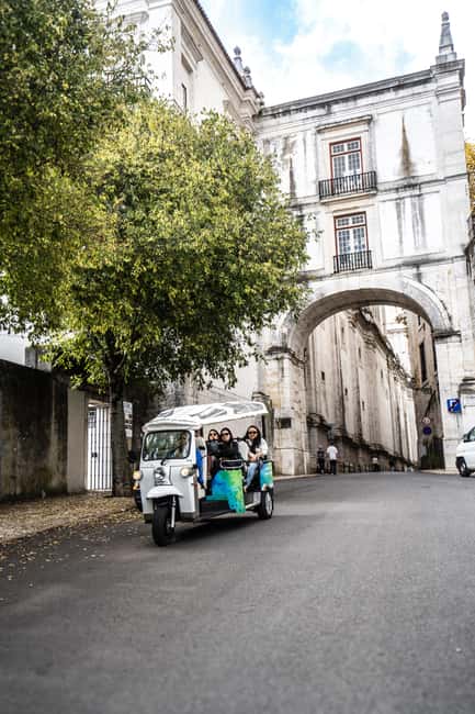 Lisbon: Private Tuk Tuk Tour with Optional Boat Cruise - What the 4-hour Classic tour adds