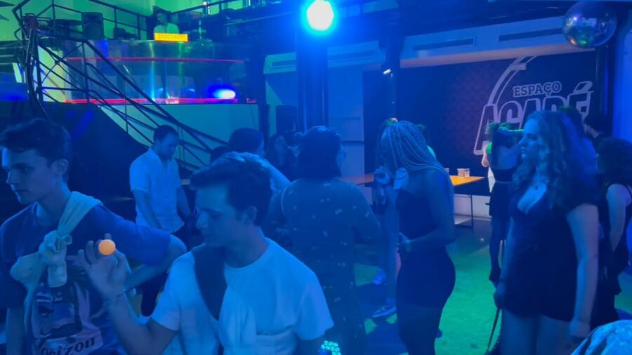 Lisbon Pub Crawl: Unlimited Drinks, Shots & V.I.P Club Entry - First bar: unlimited drinks and the first round of games